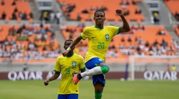 Estêvão em ação pela Seleção Brasileira