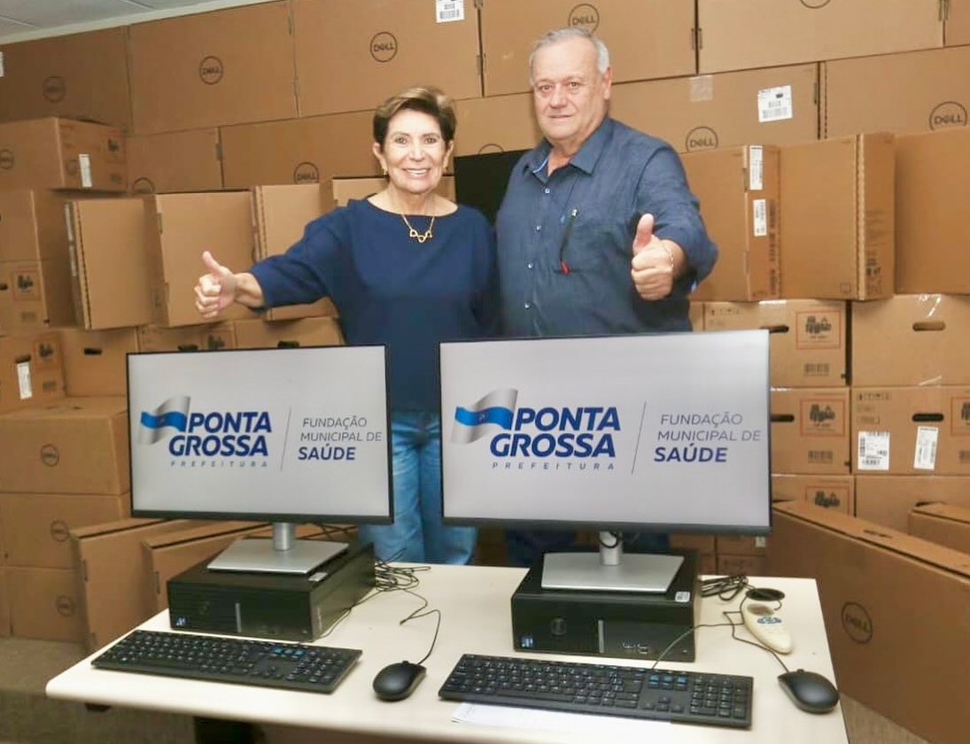 Elizabeth Schmidt e Paulo Balansin entregam computadores para a Fundação Municipal de Saúde