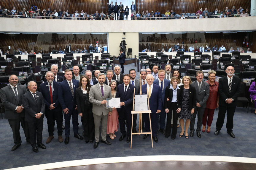 Homenagem ocorreu no inicio da sessão plenária desta segunda-feira (17)