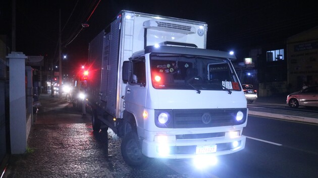 Motorista e auxiliar, que estavam no caminhão, não se machucaram