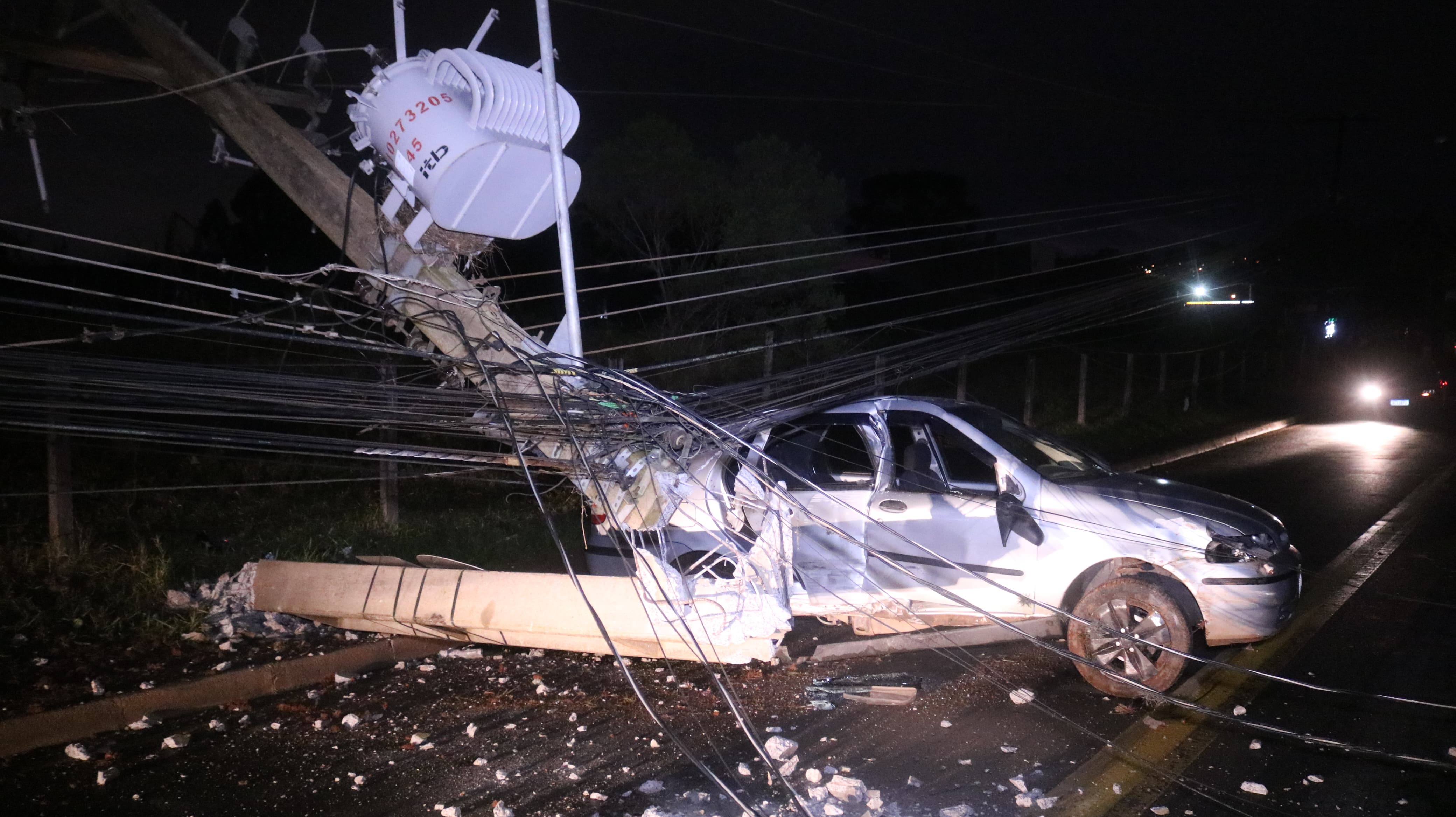 Fiat Siena atingiu e quebrou poste