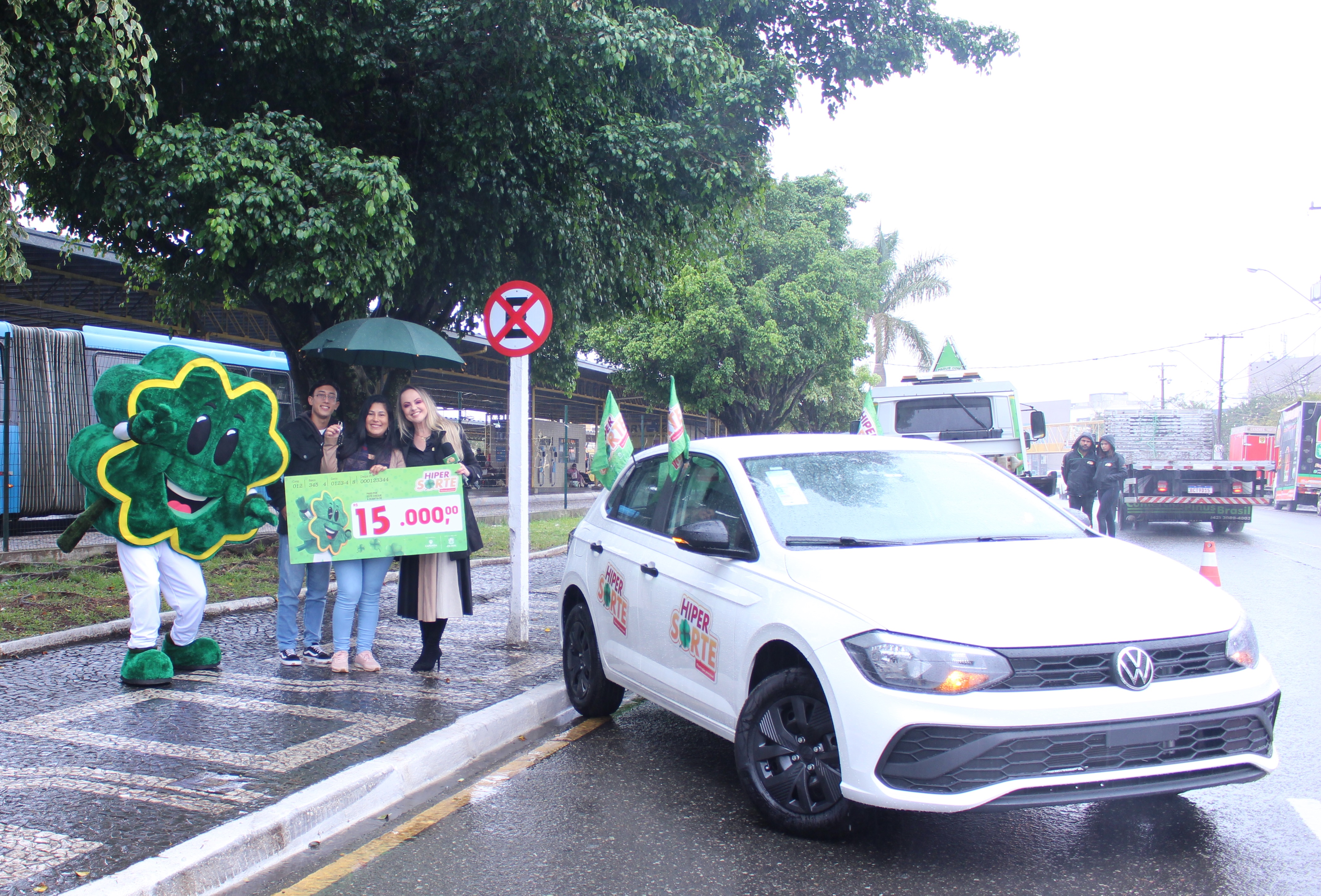 Carro foi entregue à ganhadora nessa segunda-feira (8)