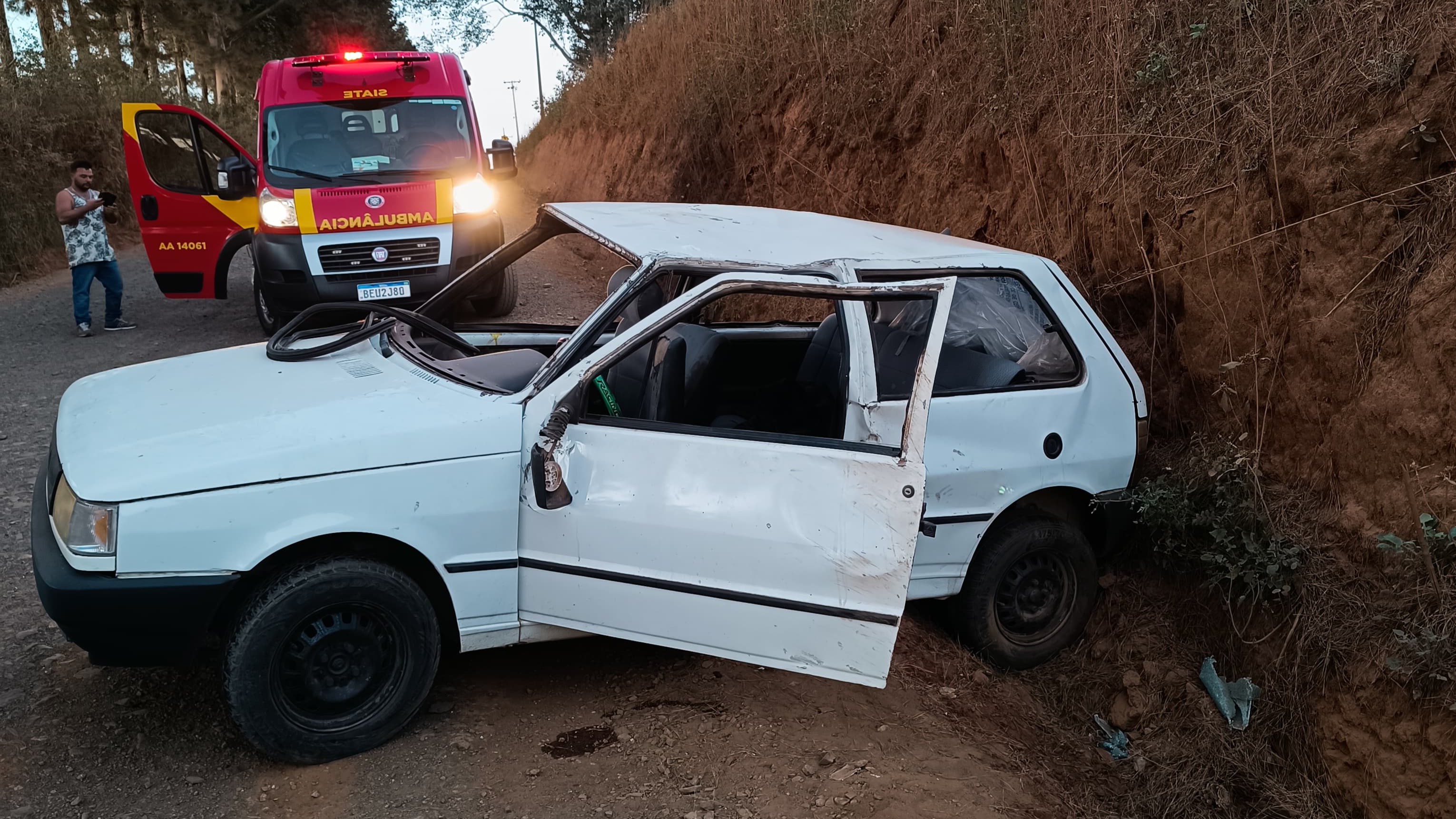 Uma bebê de dois meses e um menino de quatro anos estavam entre os ocupantes do carro