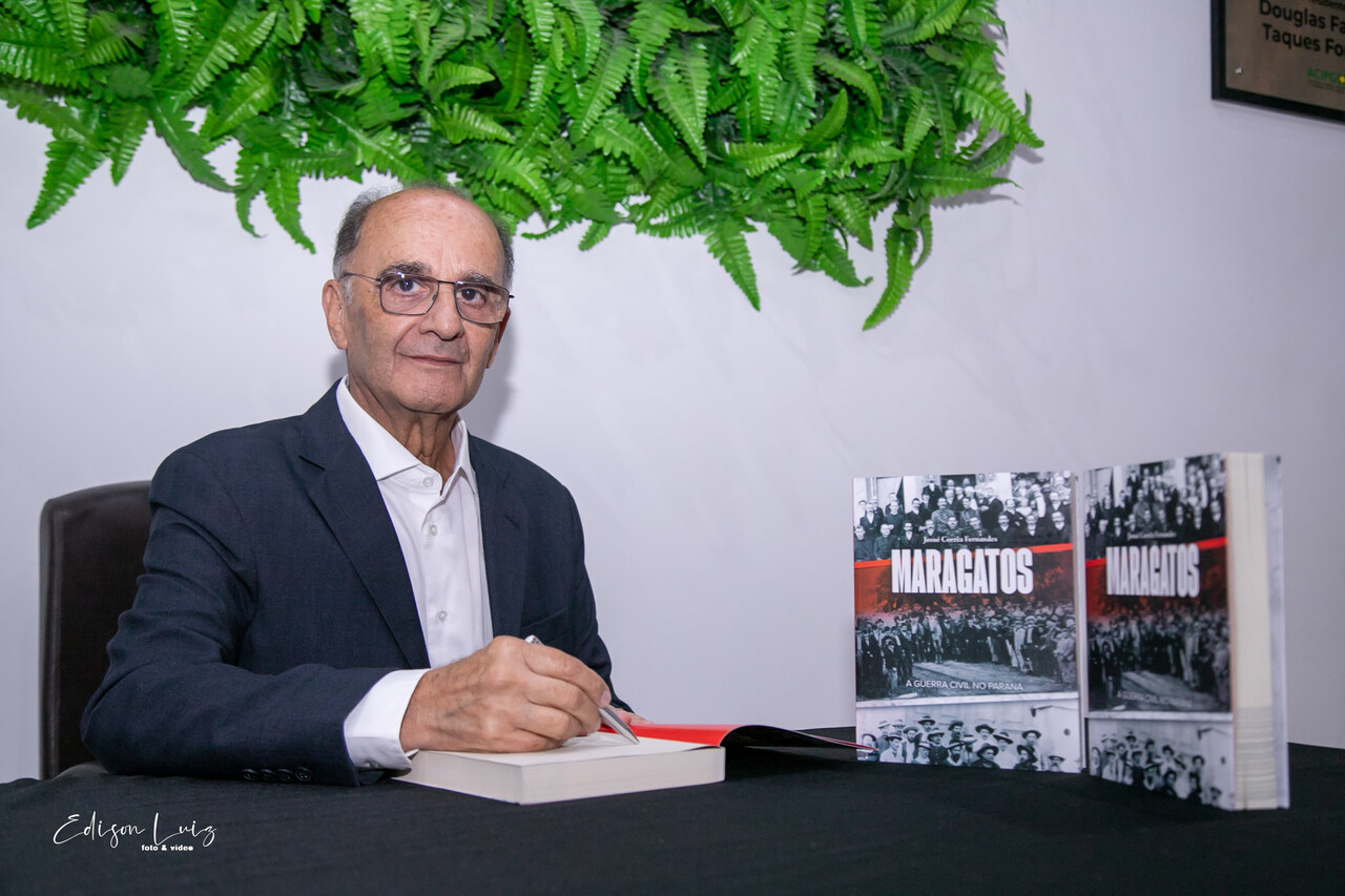 O autor Josué Corrêa Fernandes no lançamento de seu
novo livro, “Maragatos – A Guerra Civil no Paraná” na ACIPG.