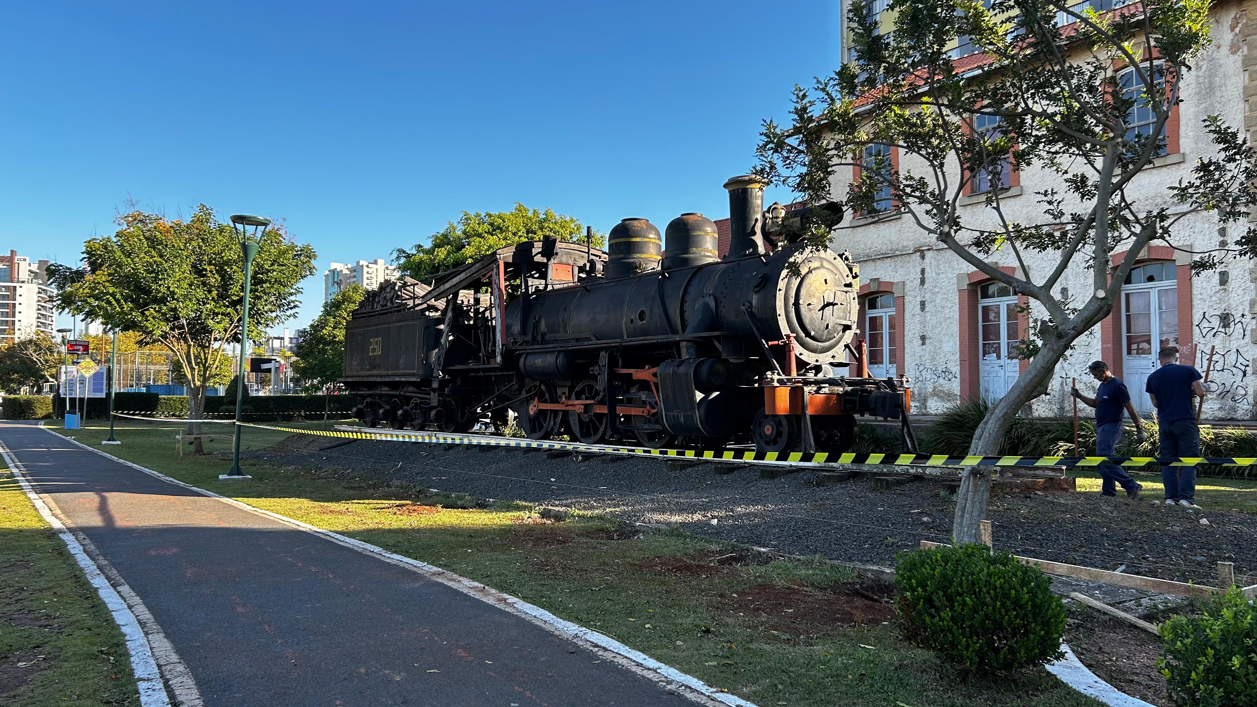 Locomotiva está em exposição ao lado da Estação Paraná, no Parque Ambiental