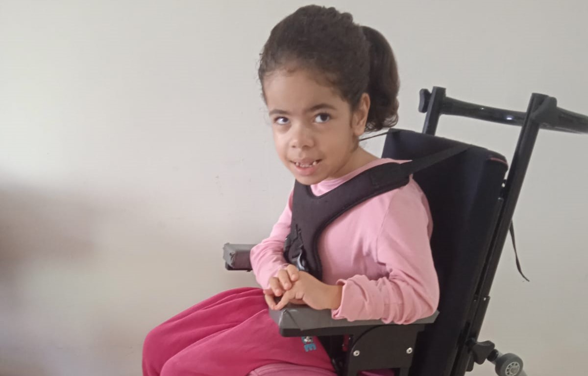 Nathália Mainardes utiliza cadeira de rodas especial