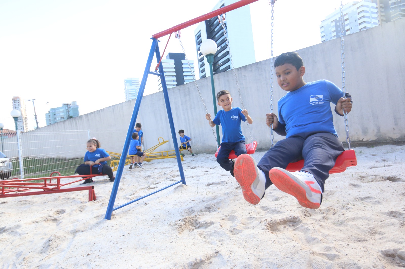 Alunos estrearam as instalações de um novo parquinho infantil