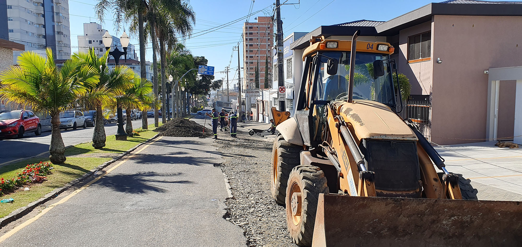 Rua Dr. Francisco Búrzio recebe novo pavimento asfáltico