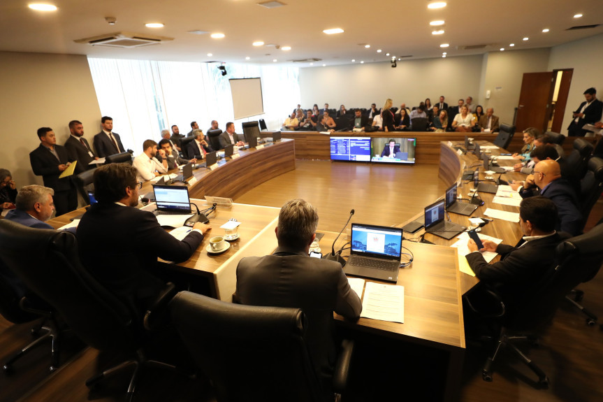 Reunião ocorreu no início da tarde desta terça-feira (18), no Auditório Legislativo