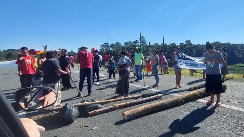 Troncos foram colocados na pista para impedir a passagem dos veículos