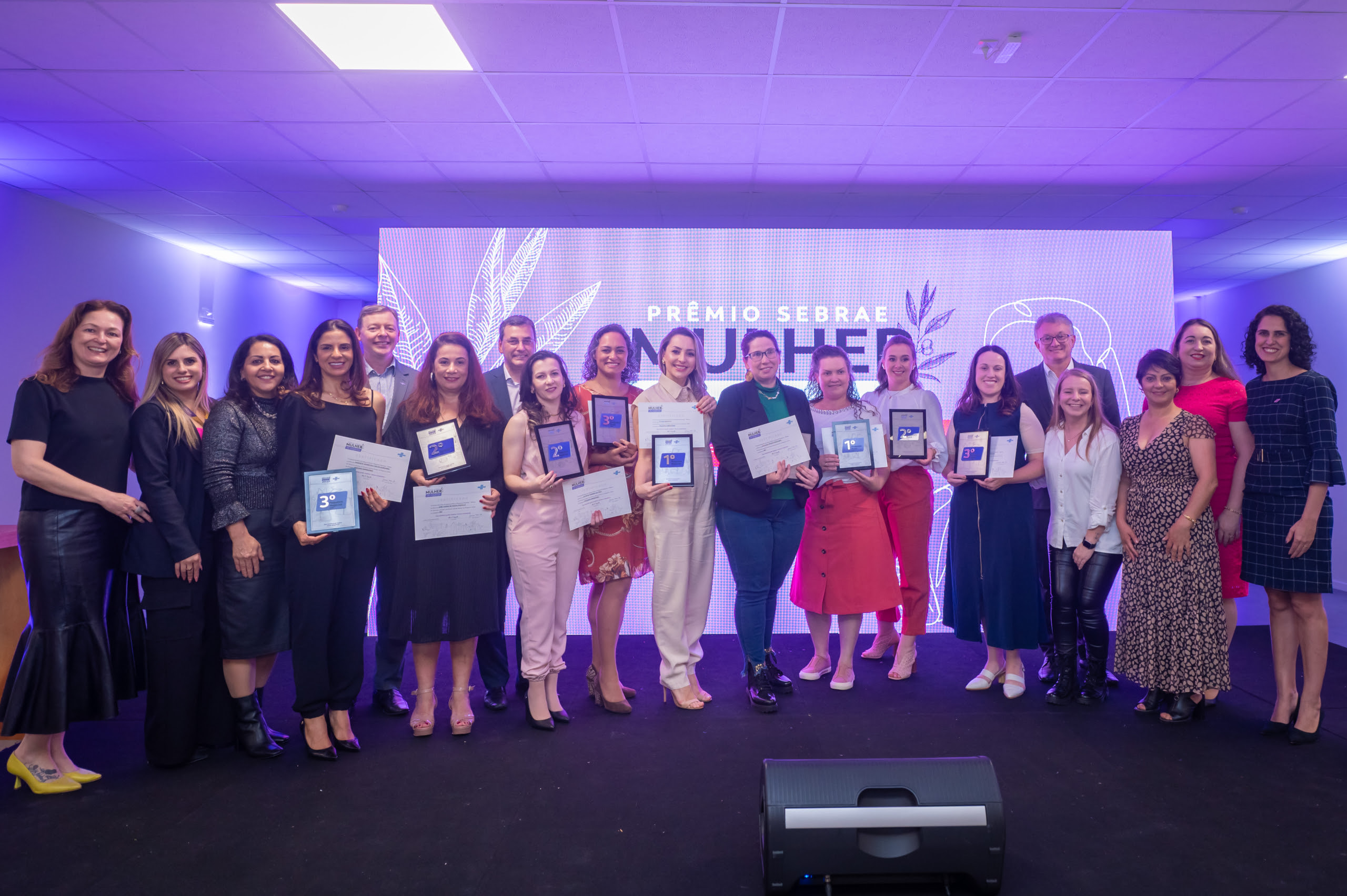 Finalistas do Prêmio Sebrae Mulher de Negócios no Paraná ao lado de equipe do Sebrae/PR, em 2023