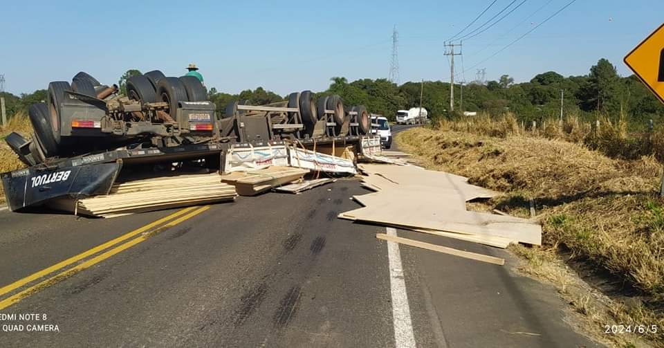 Carga de compensados caiu na pista e bloqueou o trânsito