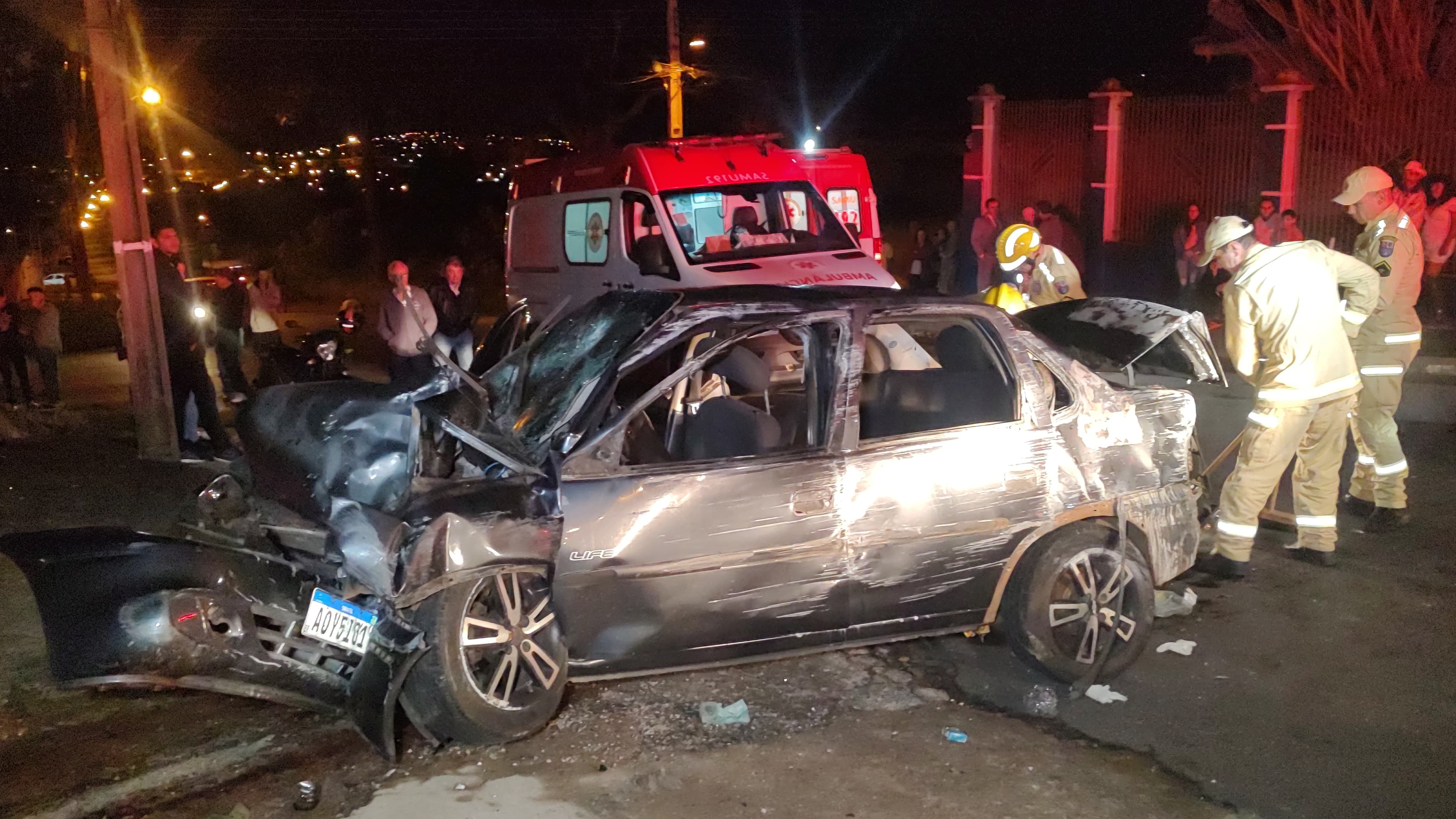 Com o impacto, carro ficou totalmente destruído