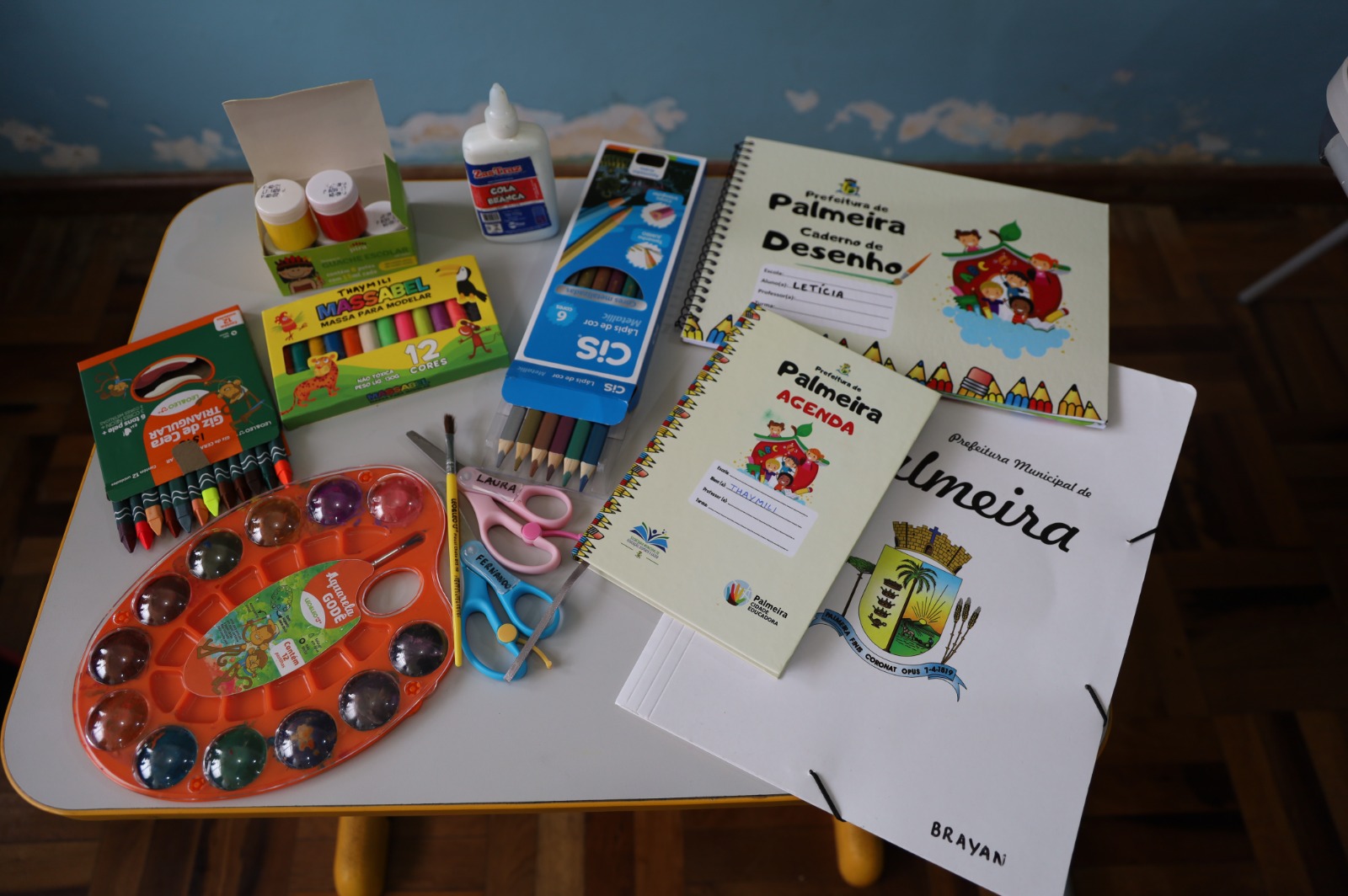 Os kits foram distribuídos para todos os níveis de ensino, desde a educação infantil até o 5º ano do ensino fundamental