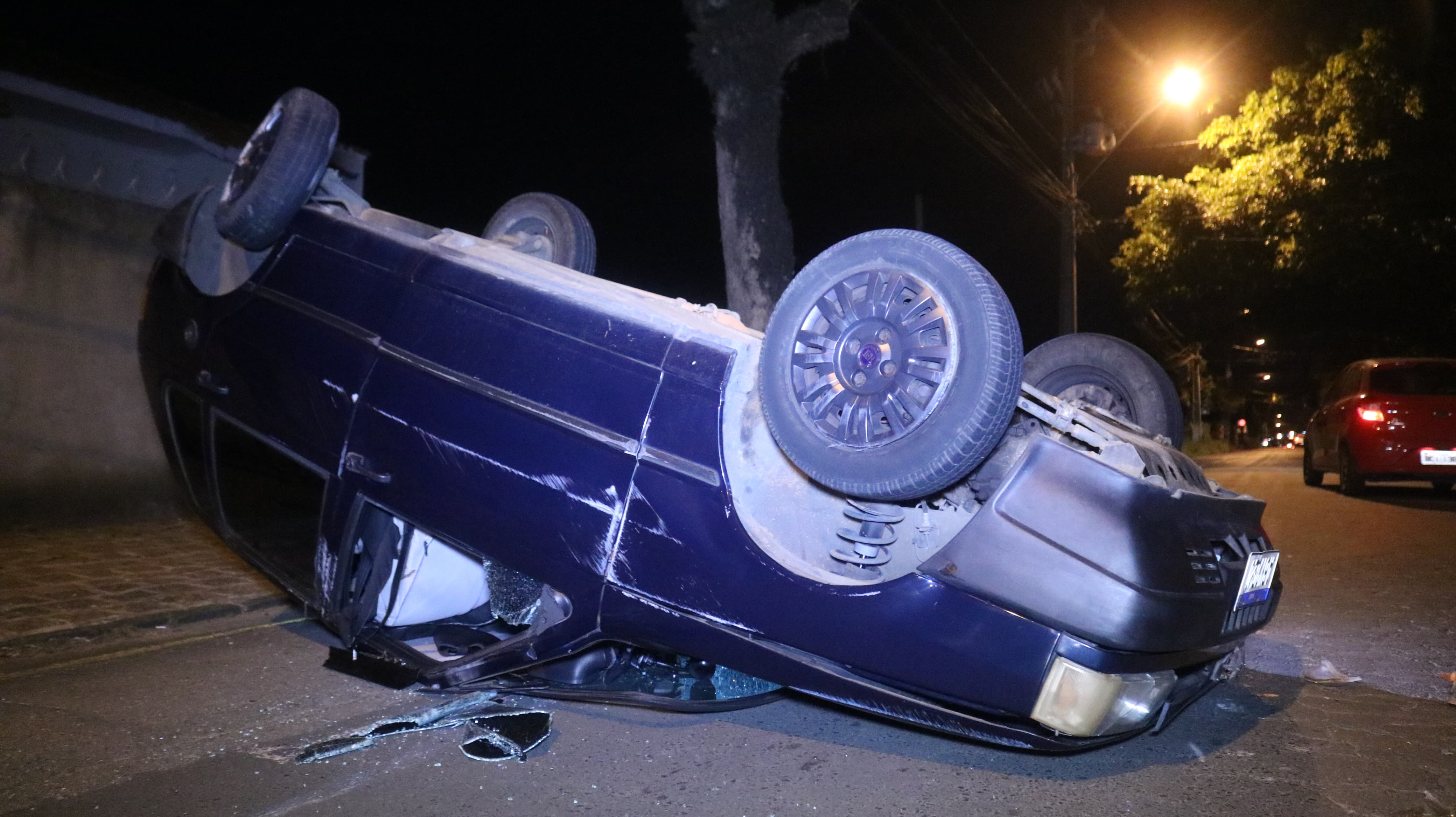 Automóvel capotou após a colisão em Uvaranas