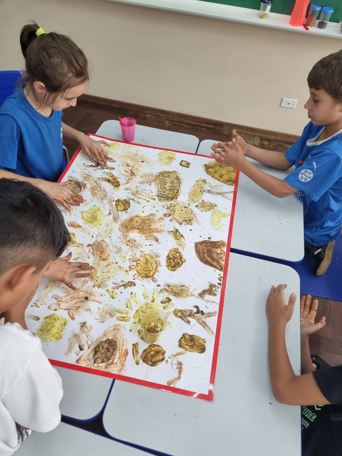 Uma das principais atividades realizadas pela turma foi a realização de desenhos rupestres feitos com tintas confeccionadas em sala de aula