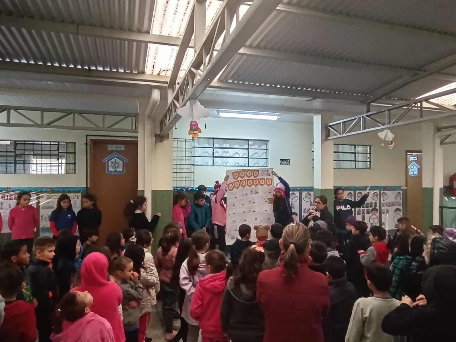 A turma realizou uma apresentação sobre o tema para toda a escola, com uma linguagem acessível a todos os educandos