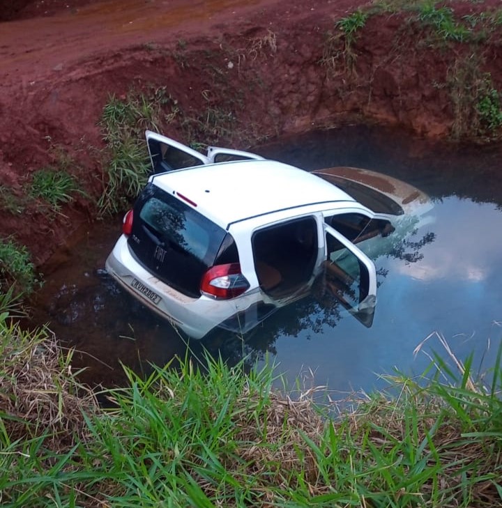 O carro foi abandonado na manhã desta terça