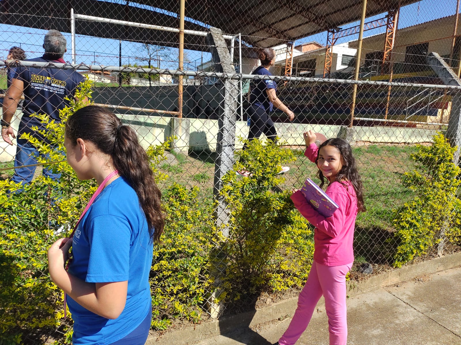 A proposta teve início em sala de aula, com a medição de materiais escolares e outros objetos. Na sequência os alunos mediram espaços e locais da escola