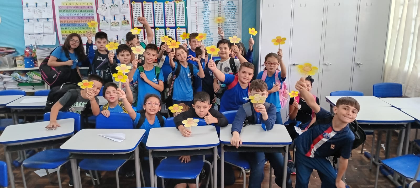 Entre as atividades propostas, os alunos confeccionaram flores, símbolo da campanha, braceletes e bandeirinhas