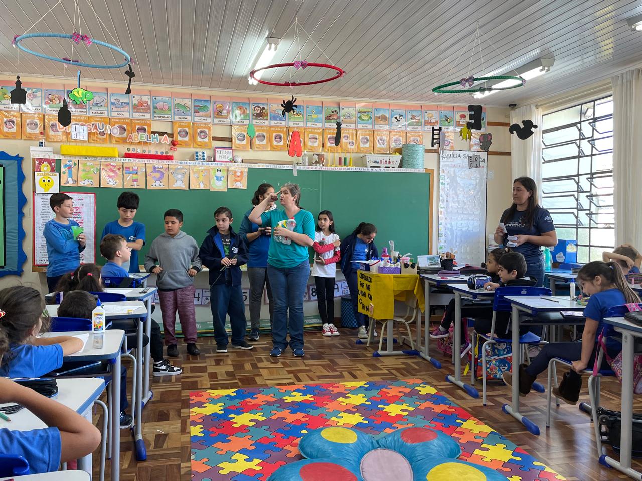 Parte importante das atividades realizadas pela turma envolveu a visita a outras turmas da escola, visando disseminar informações sobre a prevenção a dengue