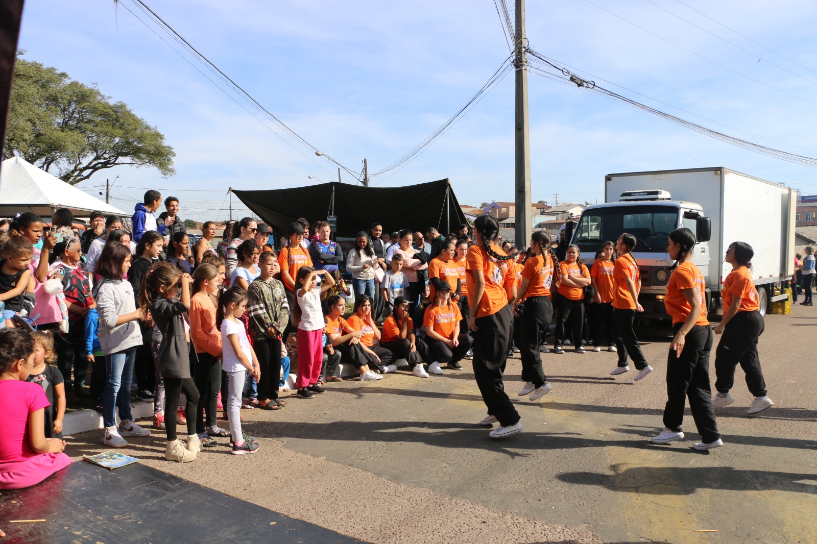 A Prefeitura de Castro promoveu uma série de atividades no bairro