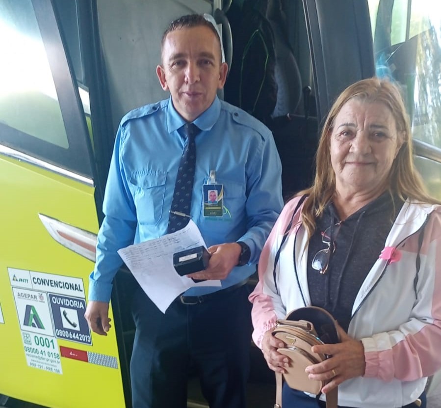 Ivone esqueceu sua bolsa dentro do ônibus