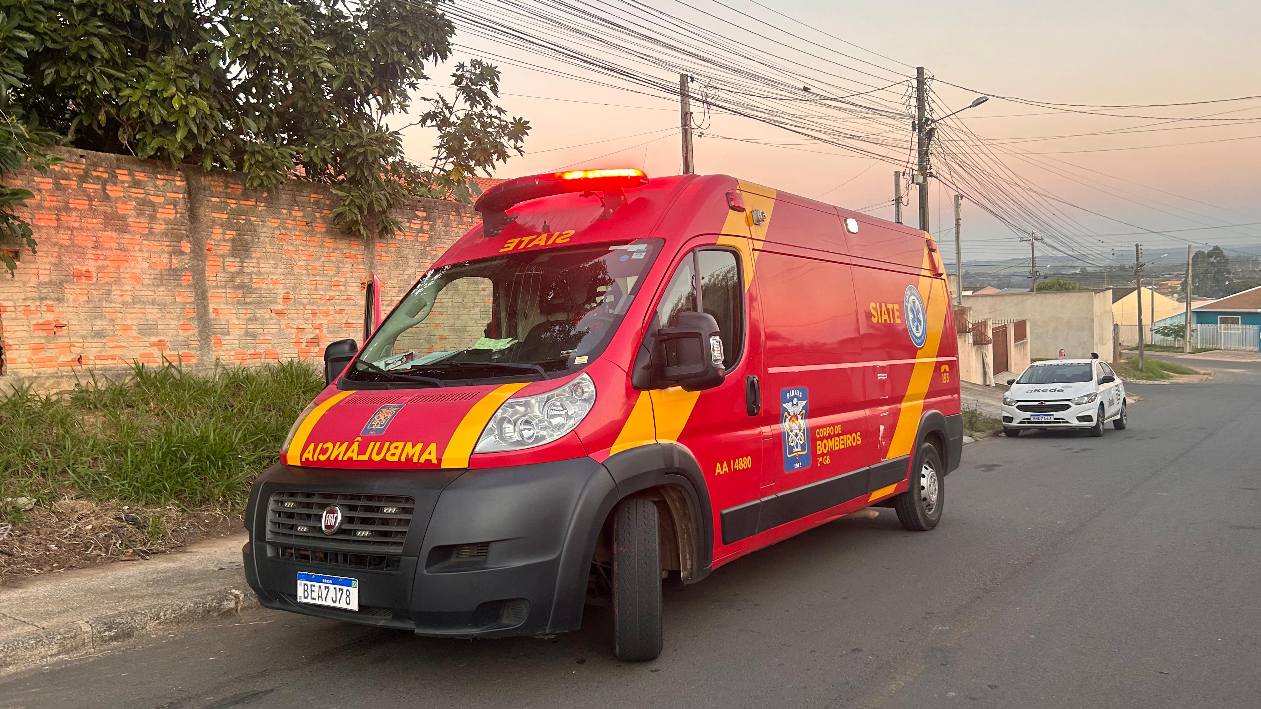 As equipes do Corpo de Bombeiros foram acionadas para prestar atendimento à vítima