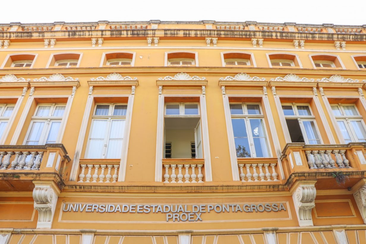 O prédio da Proex está localizado na rua Sant'Ana, 129, em frente à praça Floriano Peixoto (Centro).