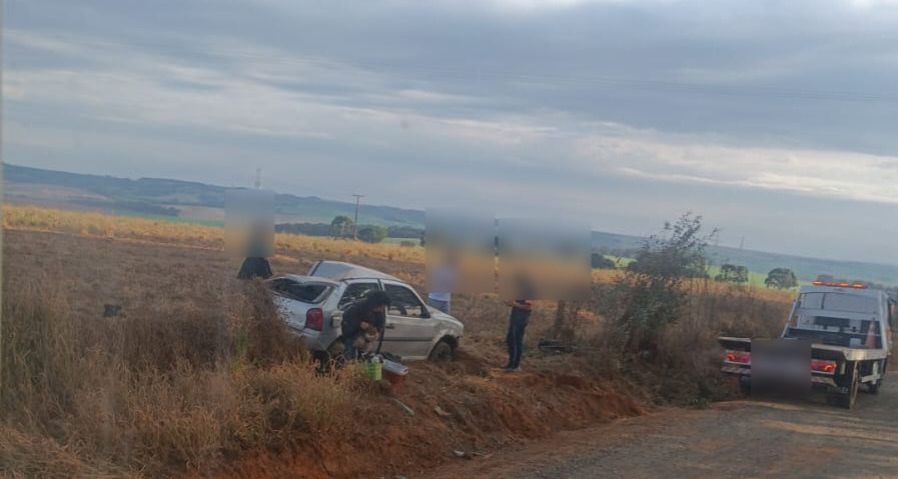 O veículo foi removido do local por um guincho particular