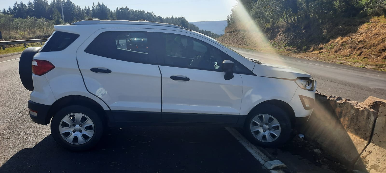 O carro de modelo EcoSport, placas de Arapoti, se deslocava sentido Jaguariaíva a Piraí do Sul.