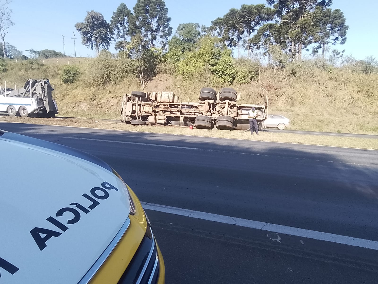 O caminhão com placas de Castro, estava trafegando sentido Piraí do Sul a Castro, quando tombou.