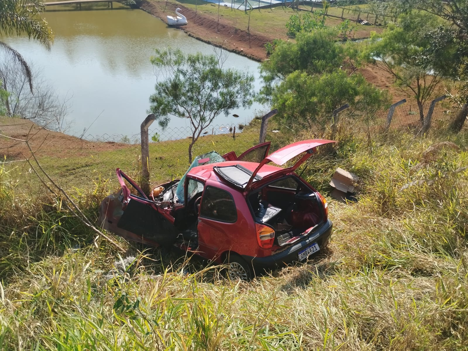 Ao todo, quatro pessoas estavam nos veículos envolvidos