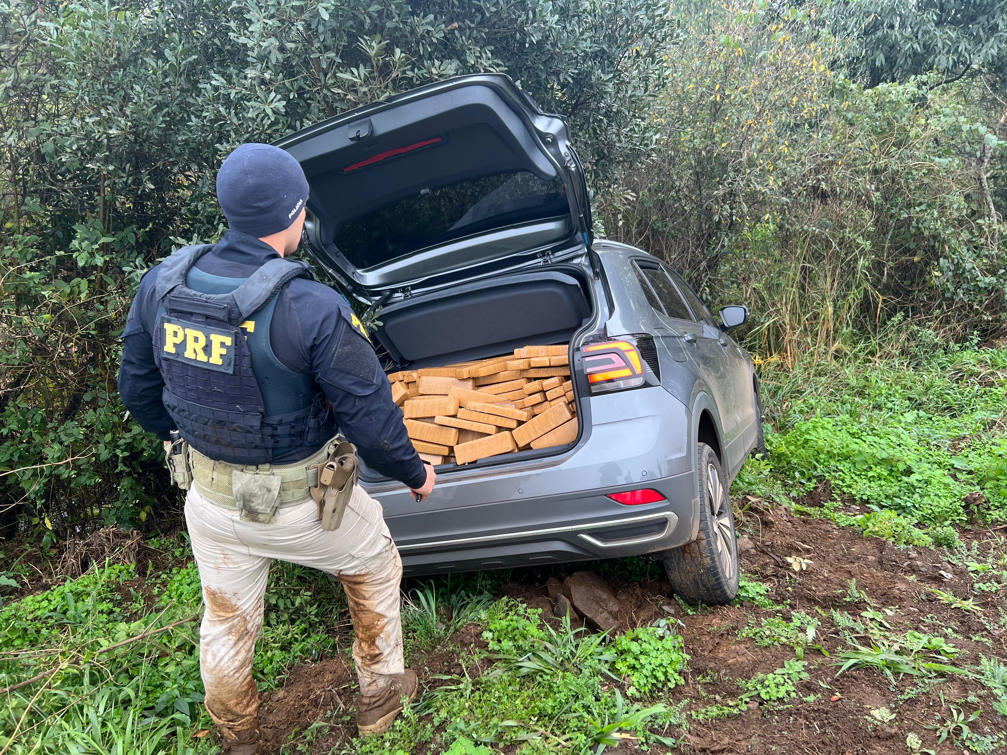 Após checagem no veículo, foi encontrada maconha em formato de tabletes no porta-malas