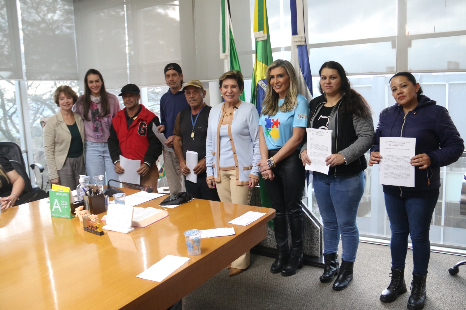 Moradores das vilas Ouro Verde e San Marino compareceram para assinatura do contrato