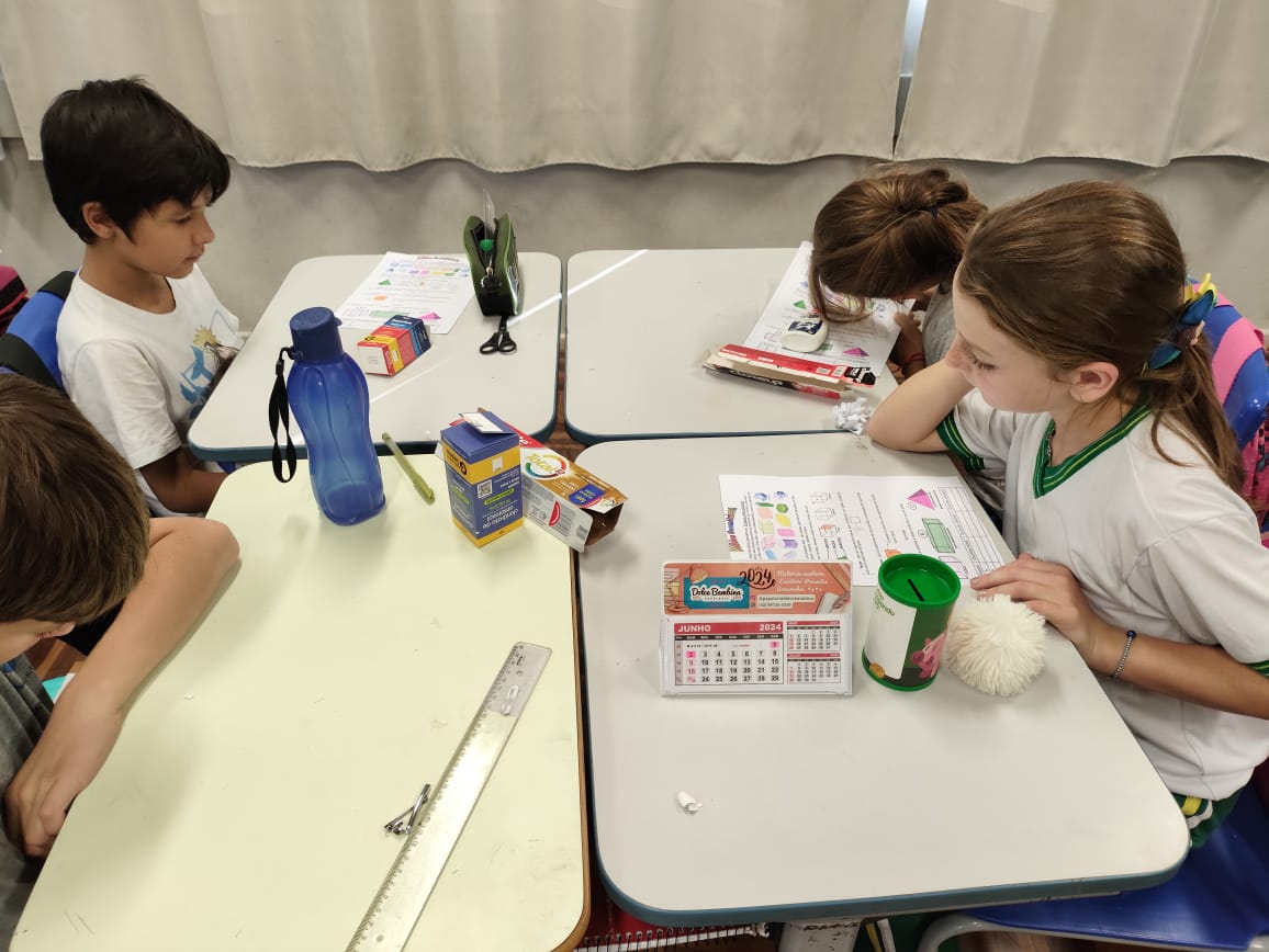 Uma das atividades realizadas pela turma envolveu a montagem de formas geométricas com caixinhas que os estudantes levaram de casa