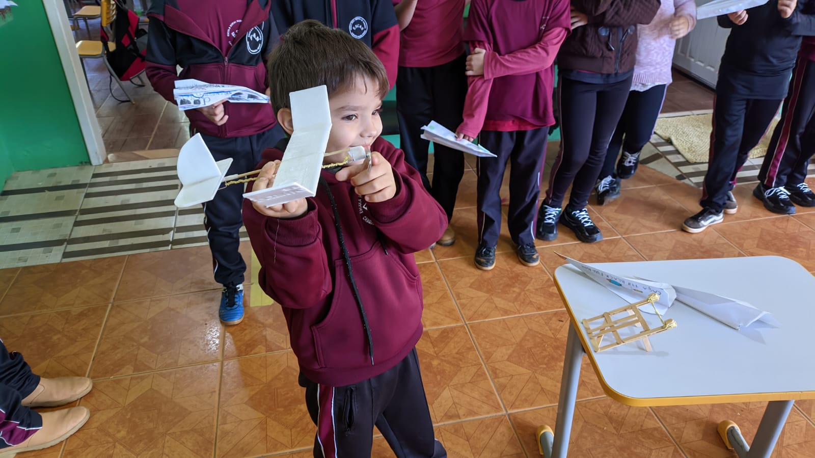 Como atividade prática, a turma confeccionou aviões de papel e competiu entre si para ver qual deles atingia a maior distância