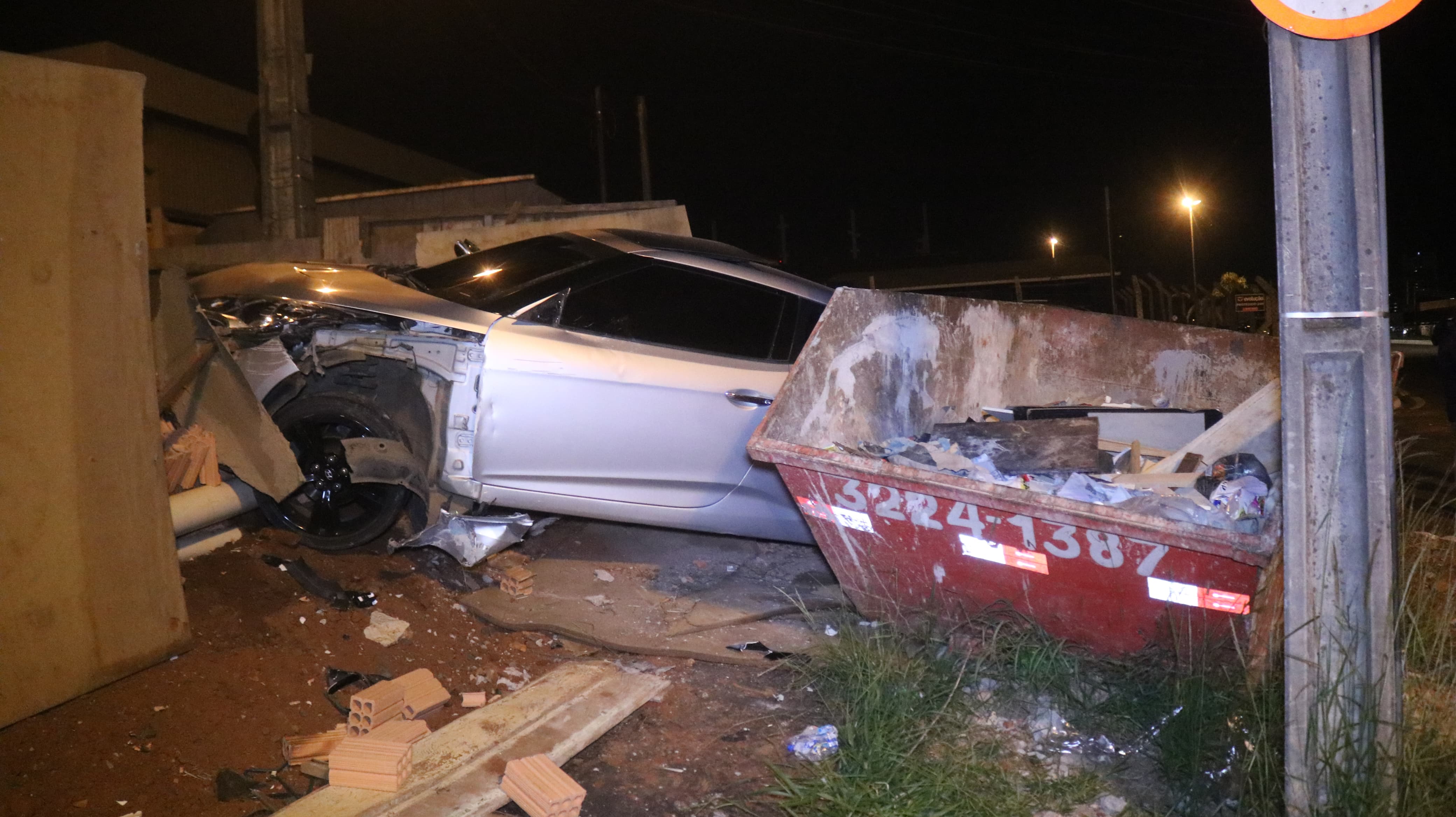 Colisão aconteceu no bairro de Uvaranas, na noite desta quarta-feira