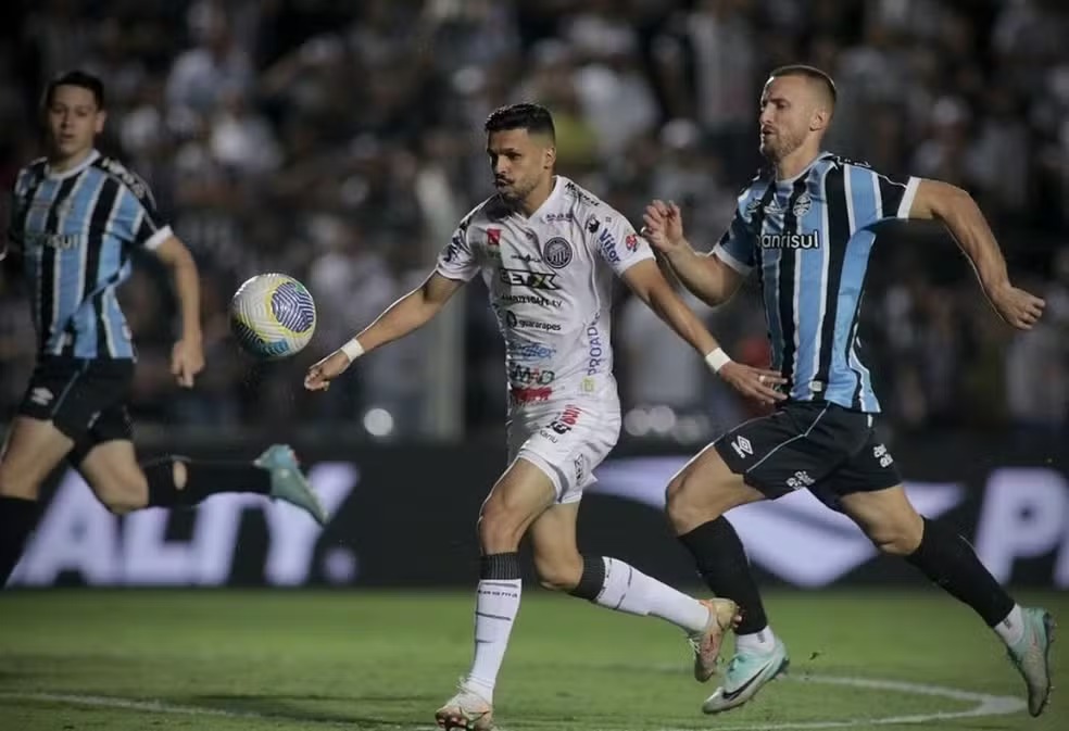 A primeira partida disputada em 30 de abril, no estádio Germano Krüger, em Ponta Grossa, foi marcada pelo equilíbrio entre as equipes