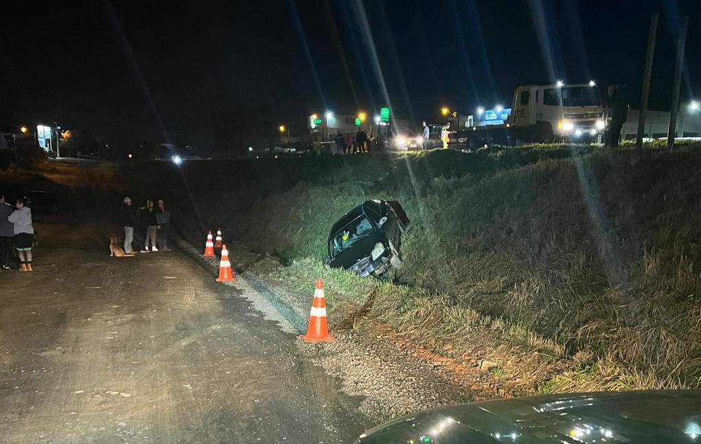 Veículo caiu na lateral da pista e ficou atolado