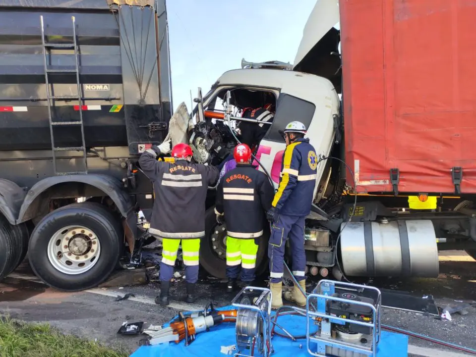 Um dos motoristas envolvidos no acidente ficou preso às ferragens