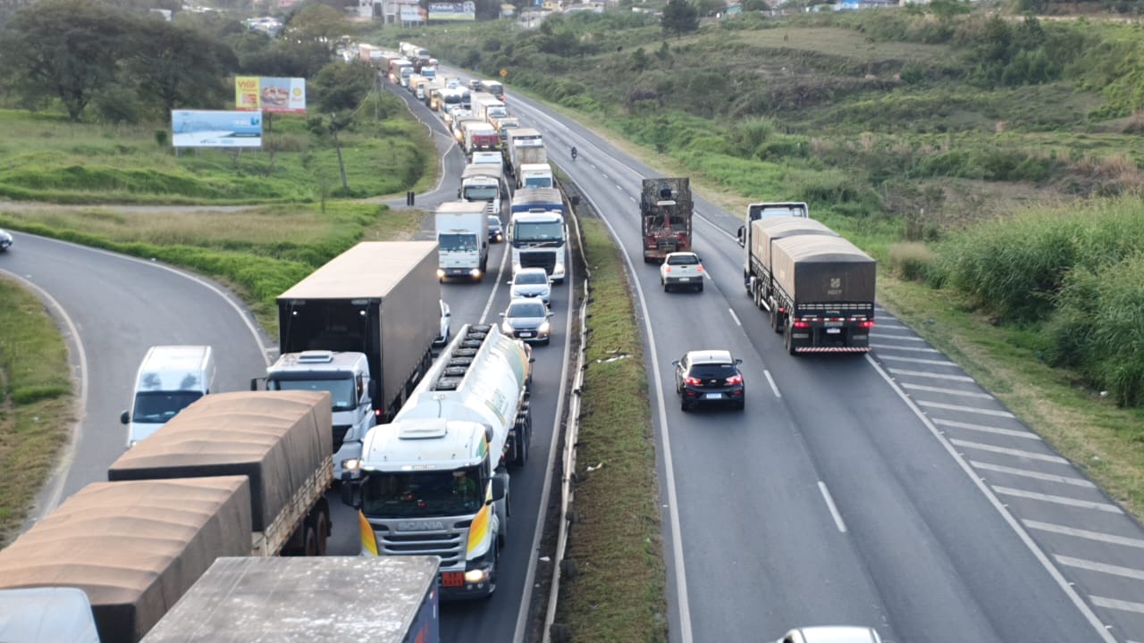 Avenida Presidente Kennedy registrou filas de quase 10  km de extensão