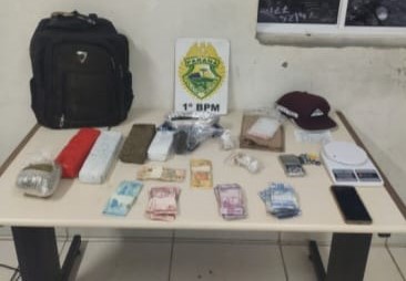 No carro teriam sido encontrados certa quantia de dinheiro em notas diversas, além de aproximadamente 2,5 kg de substância semelhante à maconha, 104 gramas de substância semelhante ao crack e duas balanças de precisão