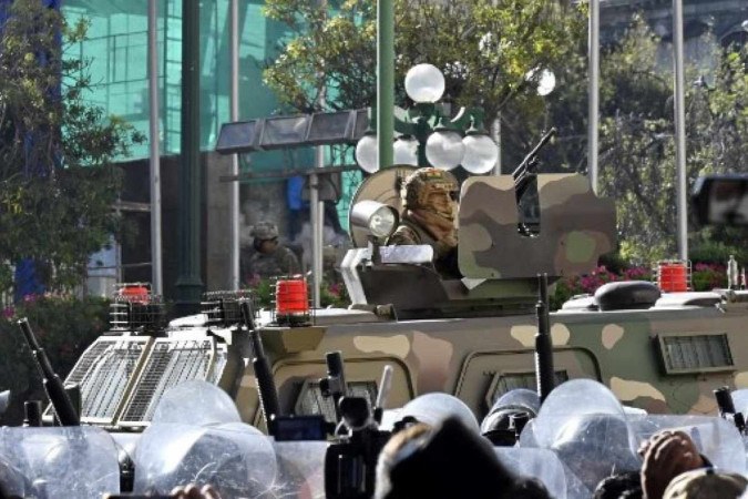 Imagem mostra um soldado em um veículo blindado posicionado em frente ao Palácio Quemado, na Plaza de Armas, em La Paz, nessa quarta-feira (26)
