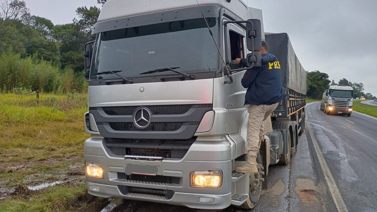 No local, os policiais se depararam com o motorista apoiado, que não respondia a chamados, aparentemente sem sinais vitais e com a pele arroxeada