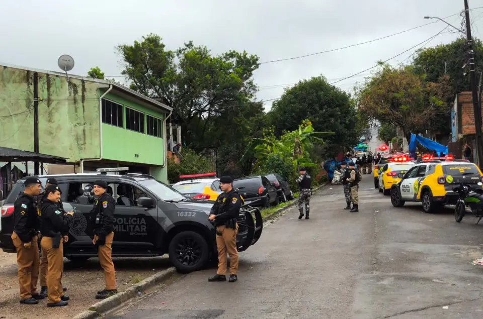 Os policiais receberam uma informação de que o suspeito estaria sem a tornozeleira e foram verificar o caso