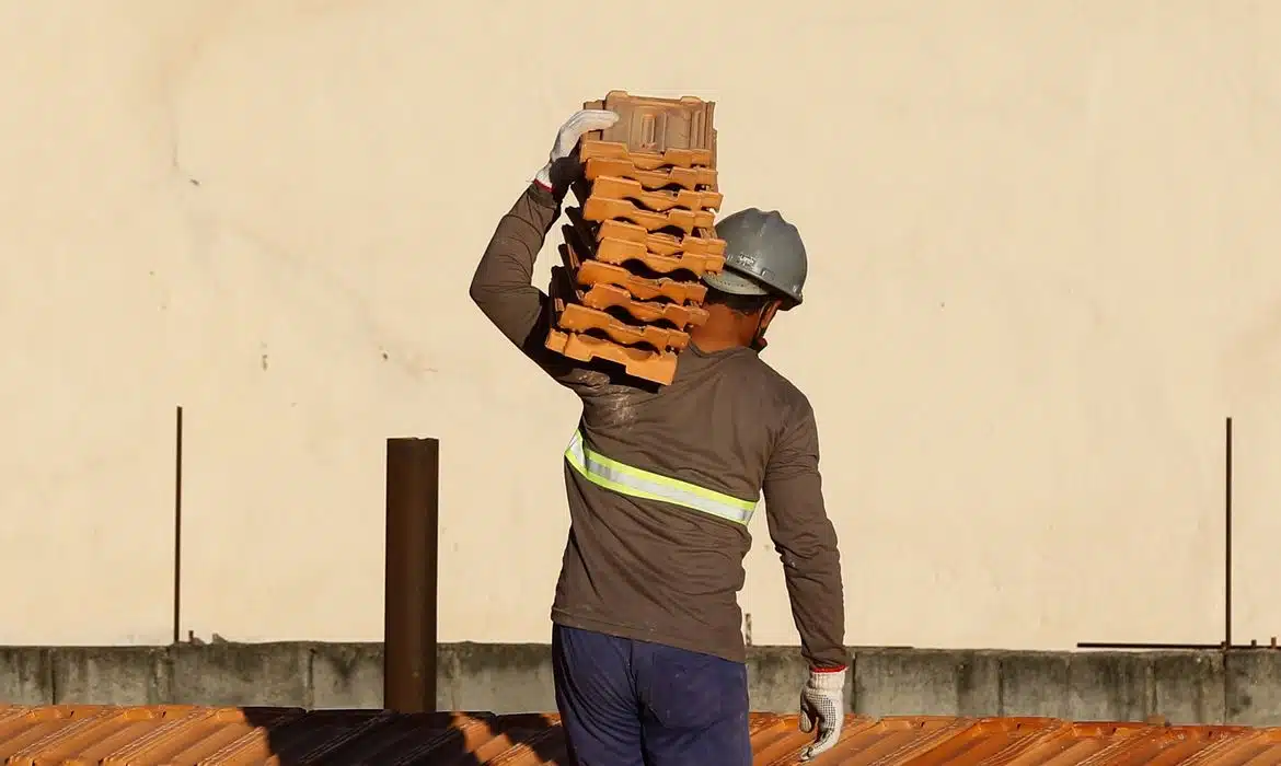 Construtora terá que indenizar profissional demitido após um dia de trabalho
