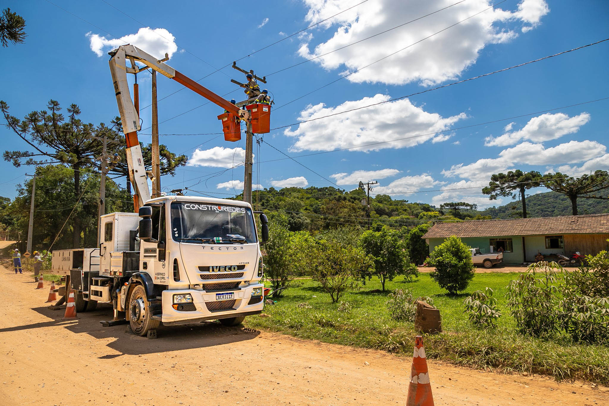 A substituição das antigas redes monofásicas pelas trifásicas garante energia de maior qualidade e segurança