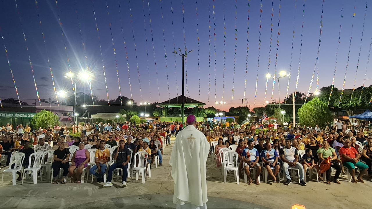A missa solene, às 18 horas, foi celebrada pelo bispo Dom Santiago Sànchez Sebastian