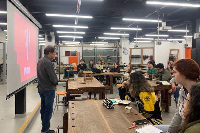 Museu Paranaense promove oficina e conversas sobre corpo, música e arquitetura - Francisco Fanucci coordena a oficina “O corpo e a cadeira”.